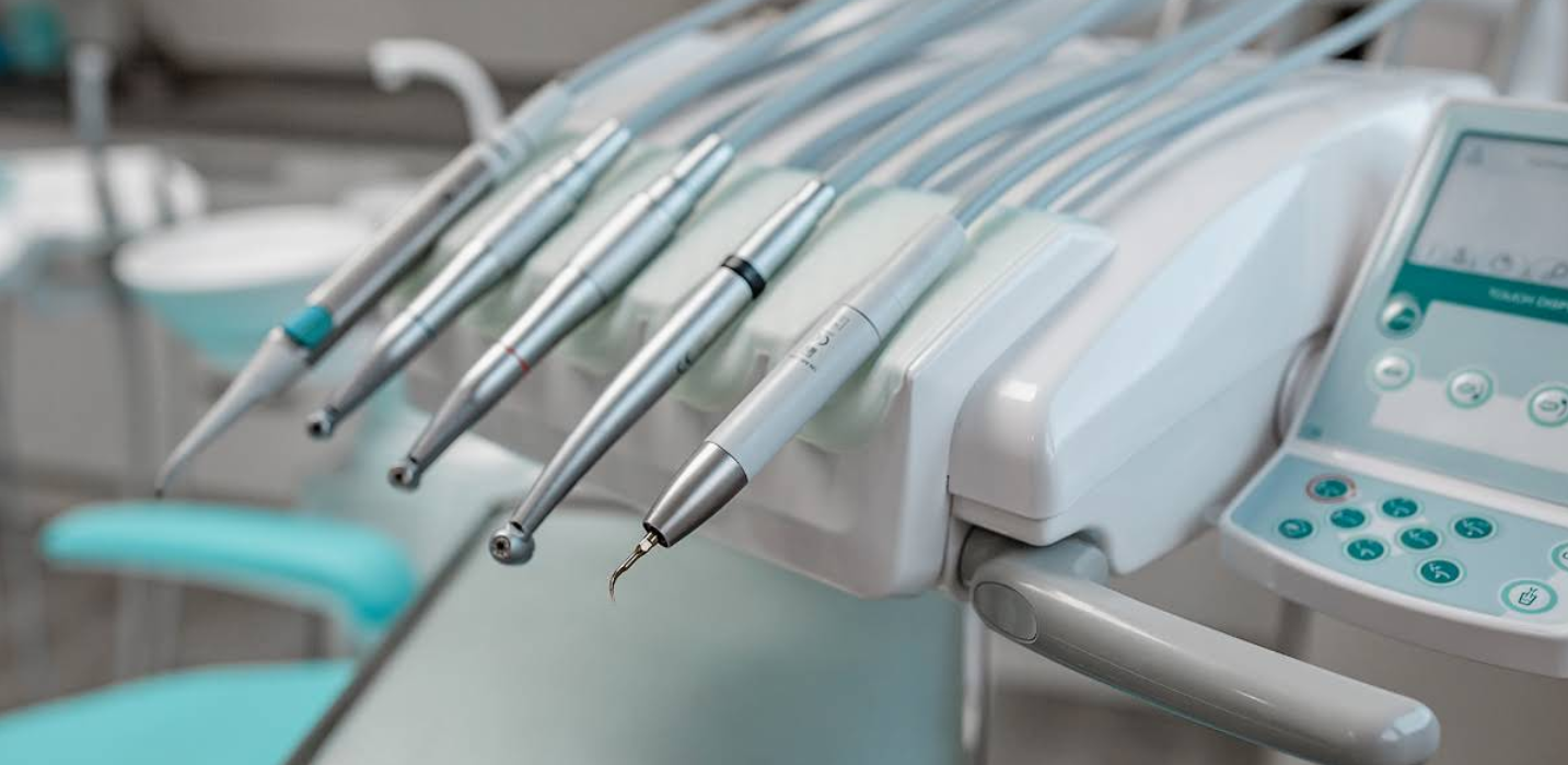 Detailní pohled na dentální nástroje a přístroje zubní ordinace