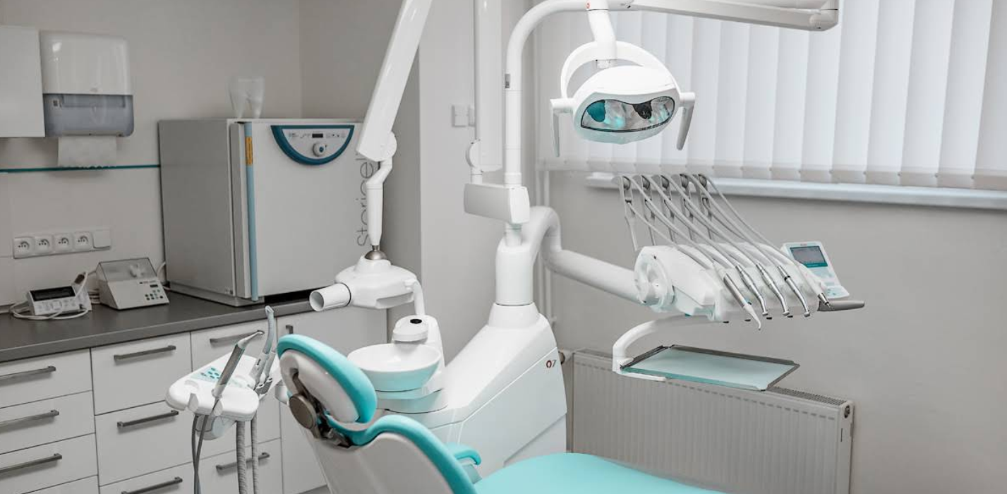 Moderně vybavená zubní ordinace s polohovacím křeslem a osvětlením